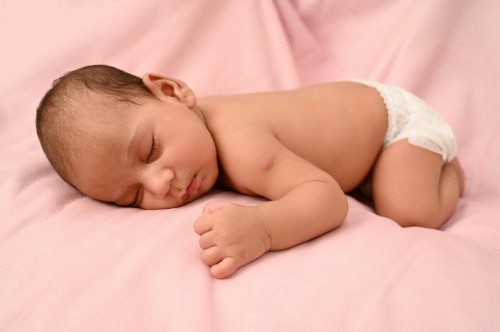 Pasgeboren baby op roze deken, 11 september 2021.